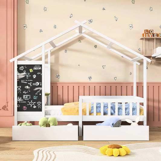 Kinderhausbett 90x200 cm aus Massivholz mit Tafel, Zaun & 2 Schubladen