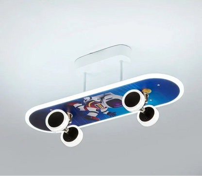 Skateboard-Deckenleuchte – Moderne Kinderzimmerlampe im kreativen Design