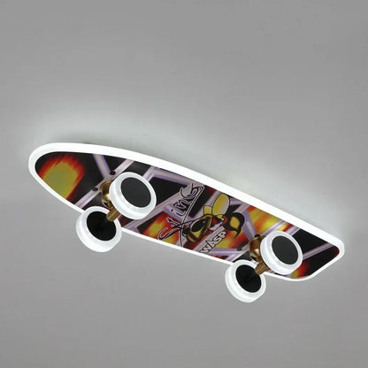 Skateboard-Deckenleuchte – Moderne Kinderzimmerlampe im kreativen Design
