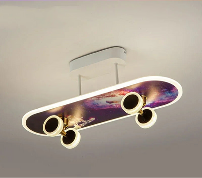 Skateboard-Deckenleuchte – Moderne Kinderzimmerlampe im kreativen Design