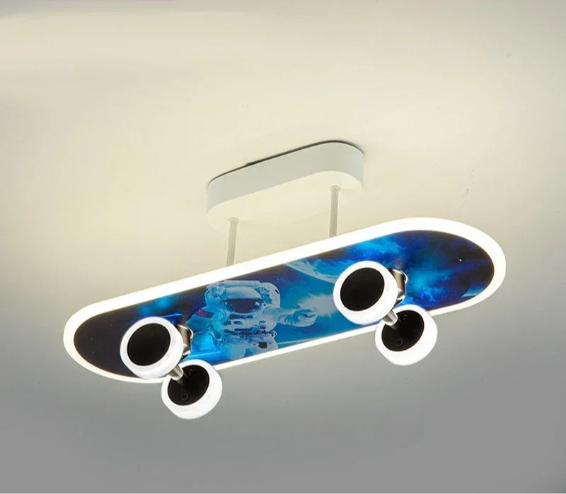 Skateboard-Deckenleuchte – Moderne Kinderzimmerlampe im kreativen Design