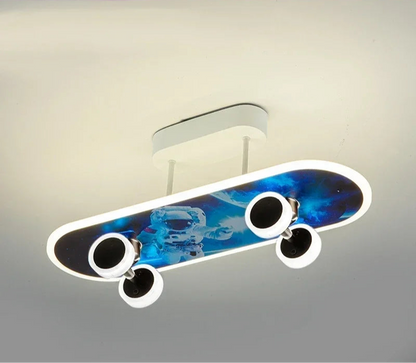 Skateboard-Deckenleuchte – Moderne Kinderzimmerlampe im kreativen Design