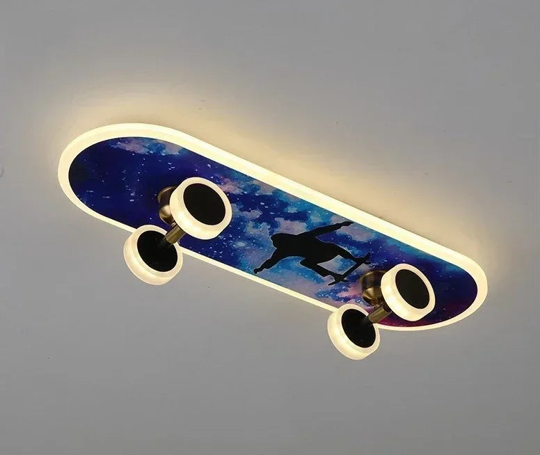 Skateboard-Deckenleuchte – Moderne Kinderzimmerlampe im kreativen Design